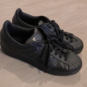 Black Adidas Superstar Snakeskin Shoes Sz 10 90s style Y2K